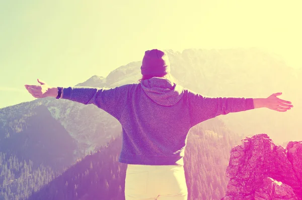 Adolescente sentir la liberté dans les paysages de montagne . — Photo