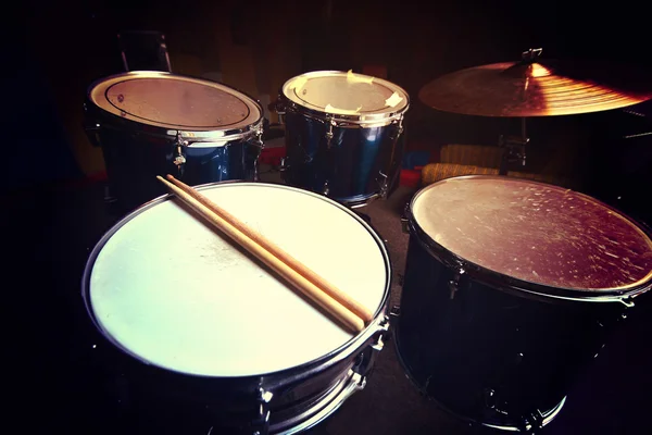 Drums and drumsticks. — Stock Photo, Image