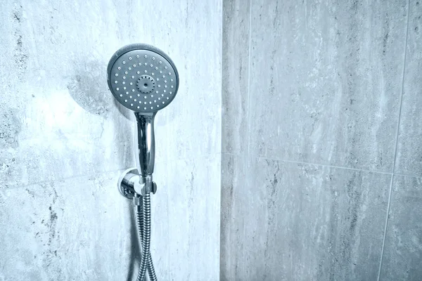 Handdouche in de badkamer. — Stockfoto