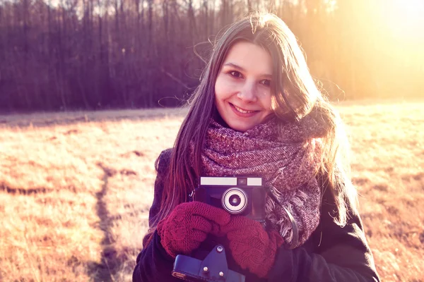 Девушка с ретро-винтажной камерой . — стоковое фото