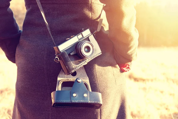 Fille avec caméra vintage rétro . — Photo