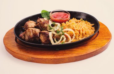 sebze ve patates ile kavrulmuş et