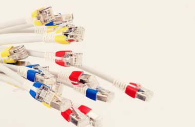 bilgisayar ağ kabloları gri arka plan üzerinde 