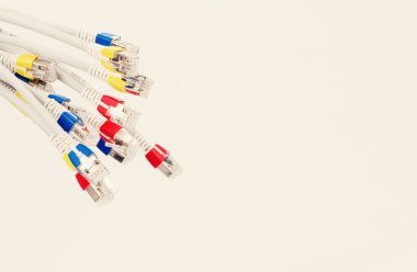 bilgisayar ağ kabloları gri arka plan üzerinde 