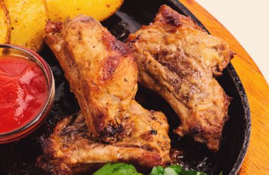 sebze ve patates ile kavrulmuş et