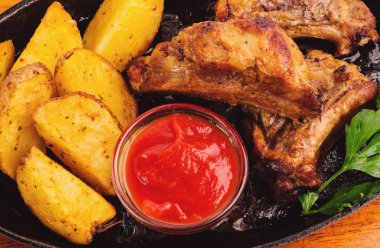 sebze ve patates ile kavrulmuş et