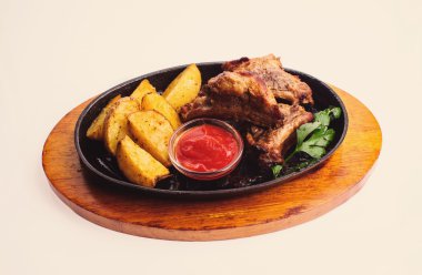 sebze ve patates ile kavrulmuş et