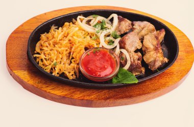 sebze ve patates ile kavrulmuş et