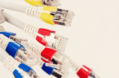 bilgisayar ağ kabloları gri arka plan üzerinde 