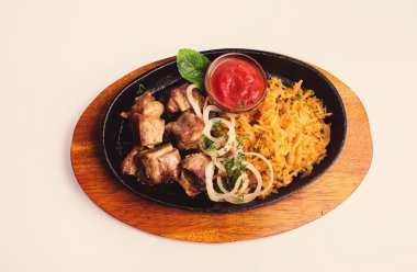 sebze ve patates ile kavrulmuş et