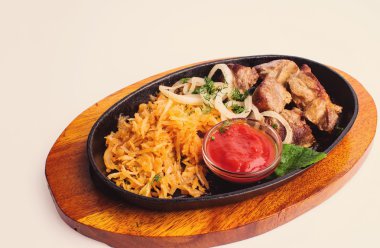 sebze ve patates ile kavrulmuş et