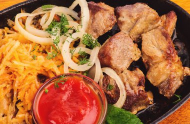 sebze ve patates ile kavrulmuş et