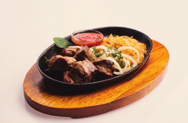 sebze ve patates ile kavrulmuş et