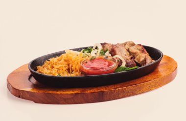 sebze ve patates ile kavrulmuş et