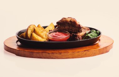 sebze ve patates ile kavrulmuş et