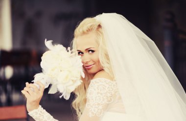 Genç gelin buketi ile