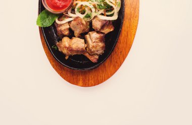 sebze ve patates ile kavrulmuş et