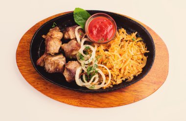 sebze ve patates ile kavrulmuş et