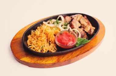 sebze ve patates ile kavrulmuş et