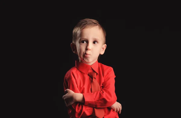 Känslomässiga pojke över svart bakgrund — Stockfoto