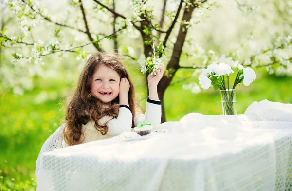 Ładna dziewczynka w zielonym ogrodzie — Zdjęcie stockowe
