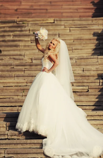 Junge Braut mit Blumenstrauß im Freien — Stockfoto