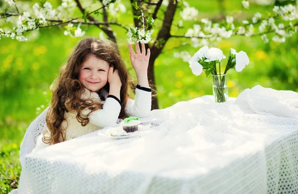 Liten söt flicka i den gröna trädgården — Stockfoto