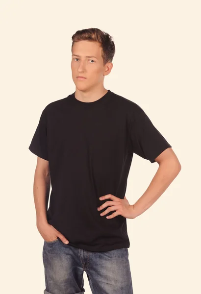 Junge im schwarzen T-Shirt — Stockfoto