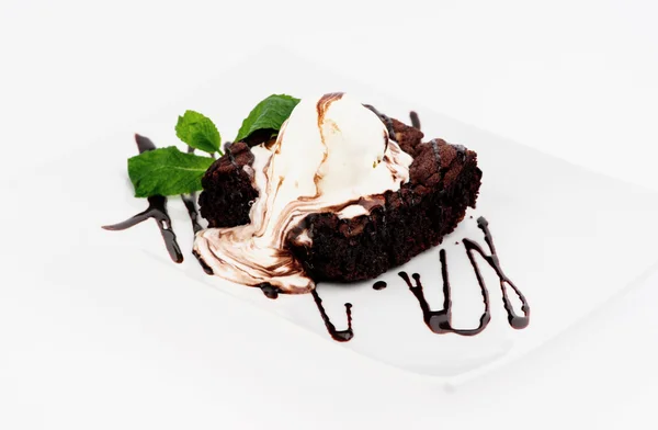 Eis mit Schokoladenbelag. Dessert auf grau — Stockfoto