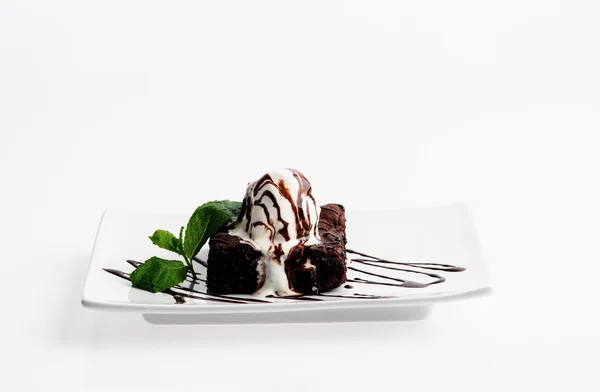 Helado con cobertura de chocolate. Postre sobre gris —  Fotos de Stock