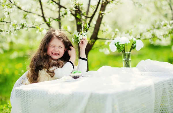 Yeşil bir bahçe içinde güzel kız — Stok fotoğraf