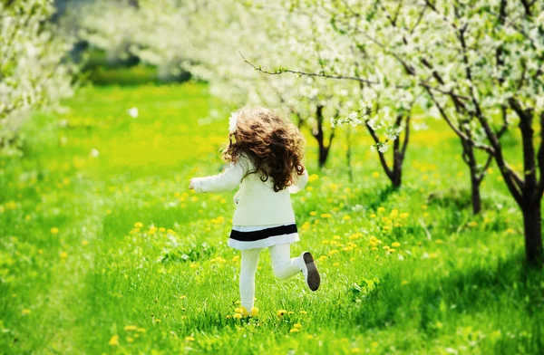 Little pretty girl in the green garden — Stock Photo, Image