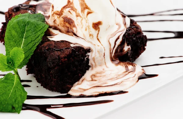 Helado con cobertura de chocolate. Postre sobre gris —  Fotos de Stock