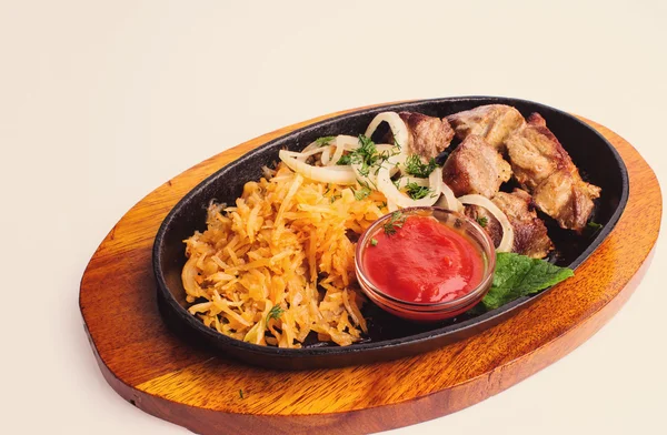 sebze ve patates ile kavrulmuş et