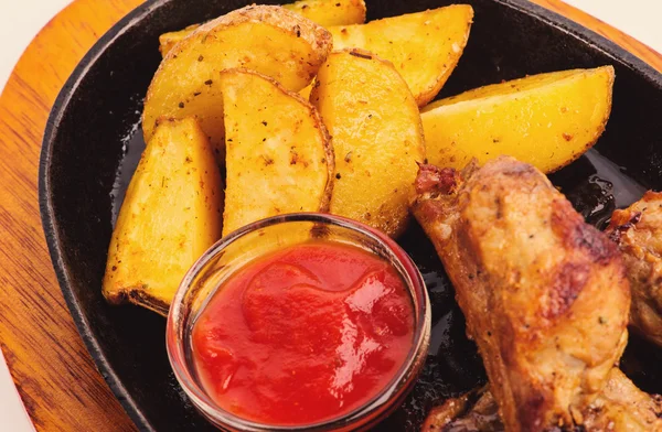 Viande rôtie aux légumes et pommes de terre — Photo