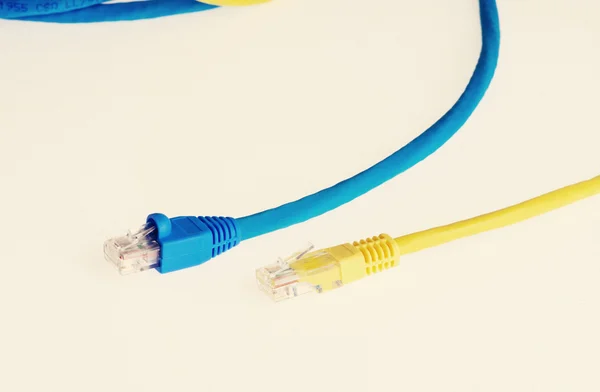 Cables de red de computadoras sobre fondo gris — Foto de Stock