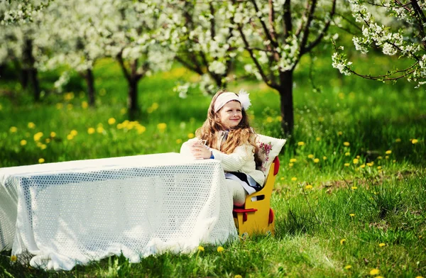 Pequena menina bonita no jardim verde — Fotografia de Stock