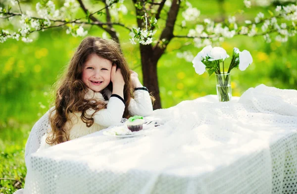 Kleines hübsches Mädchen im grünen Garten — Stockfoto