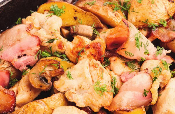 Viande rôtie aux légumes et pommes de terre — Photo