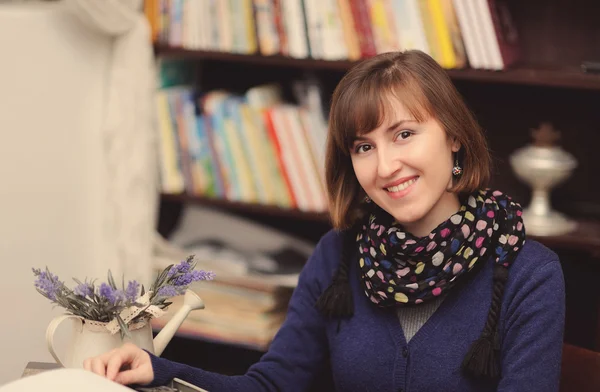 Schrijver in de bibliotheek — Stockfoto