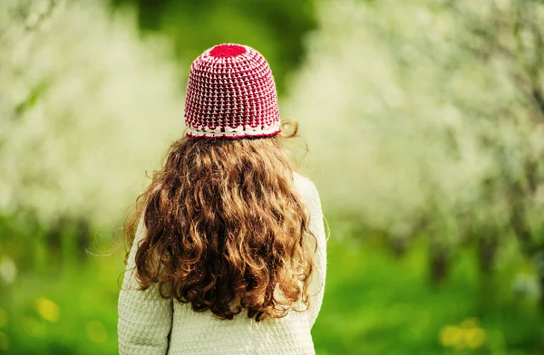 Mooi meisje in de groene tuin — Stockfoto