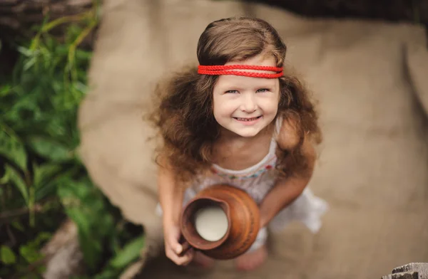 Piccola bella ragazza nel giardino verde — Foto Stock