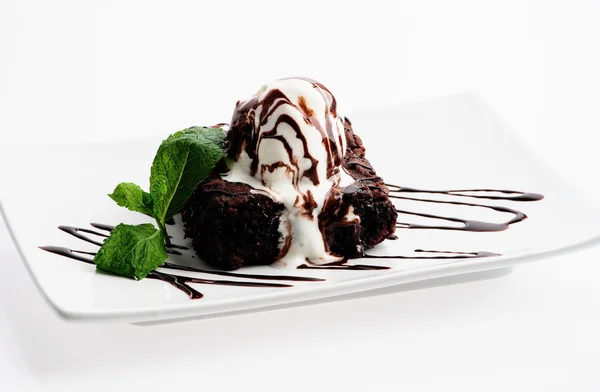 Helado con cobertura de chocolate. Postre sobre gris —  Fotos de Stock