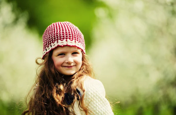 Niña bonita en el jardín verde — Foto de Stock