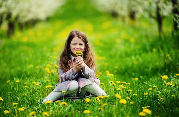 Pequena menina bonita no jardim verde — Fotografia de Stock