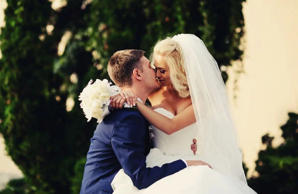 Glückliche Braut und Bräutigam zur Hochzeit — Stockfoto