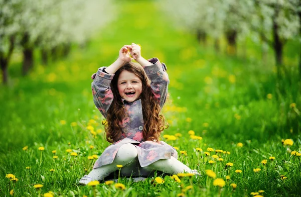Pequena menina bonita no jardim verde — Fotografia de Stock