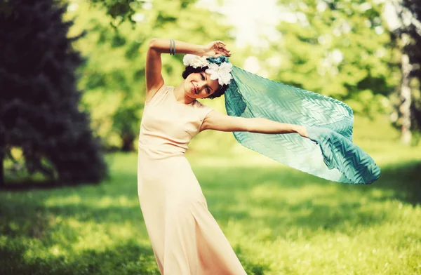 Fille dans le jardin — Photo