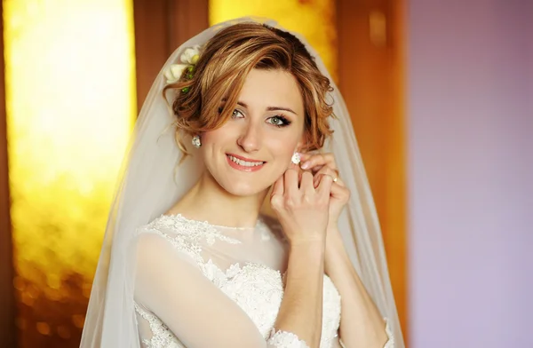 Giovane sposa al coperto — Foto Stock