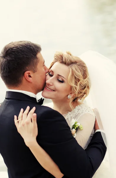 Noiva feliz e noivo em seu casamento — Fotografia de Stock